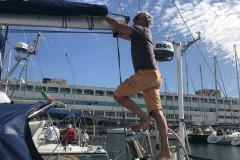 Der Skipper klariert das Großsegel in Lissabon