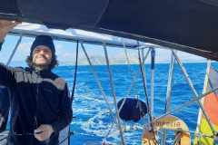 Las Palmas nach Sizilien. Überführung einer Jeanneau 49 durch eine von uns beauftragte Crew: Skipper: Peer. Co: Franz, sowie Manuel und Peter. Das war keine Kaffeefahrt! Ich weiß es, denn ich habe die Crew aus dem Yachtskipper-Kontor getrackt und über Satellit mit (Predictwind-)Wetter versorgt. Da war schon ordentlich Bewegung drin, besonders westlich von Gibraltar und auch vor der algerischen Küste. Jetzt habt ihr es hinter euch, gut gemacht!