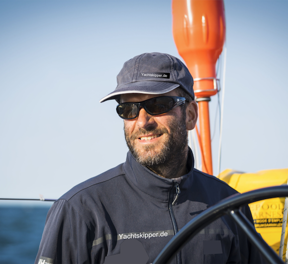 Christian_graue_Mütze yachtueberfuehrung_Skipper_mit_Cap