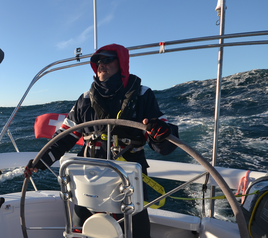 TriinhohenWellen Yachtüberführung_Segelyacht_in_hohen_Wellen